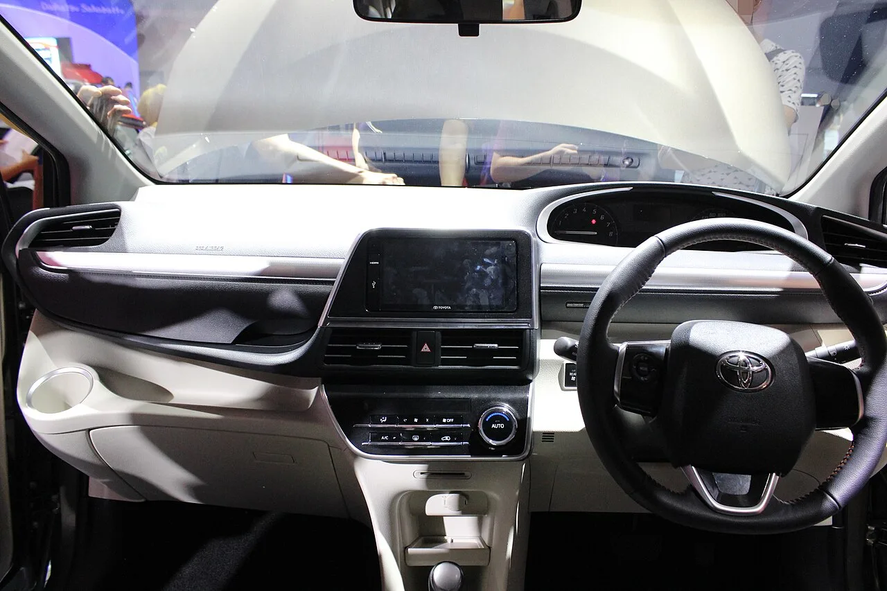 Toyota Sienta XP170, interior