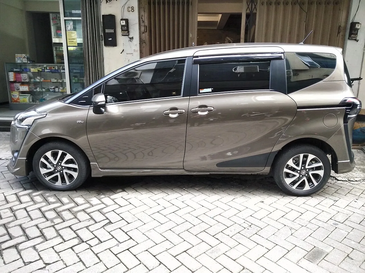 Toyota Sienta XP170, side