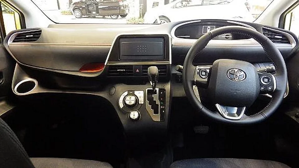 Toyota Sienta XP80, interior