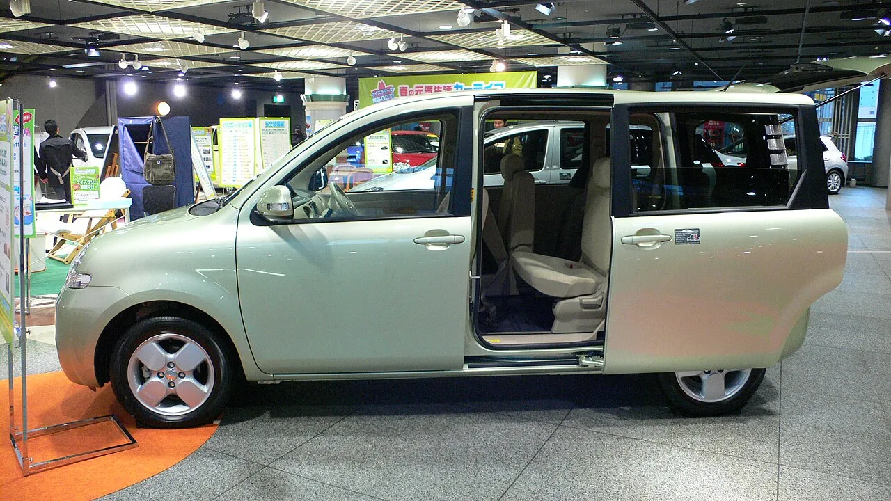 Toyota Sienta XP80, side