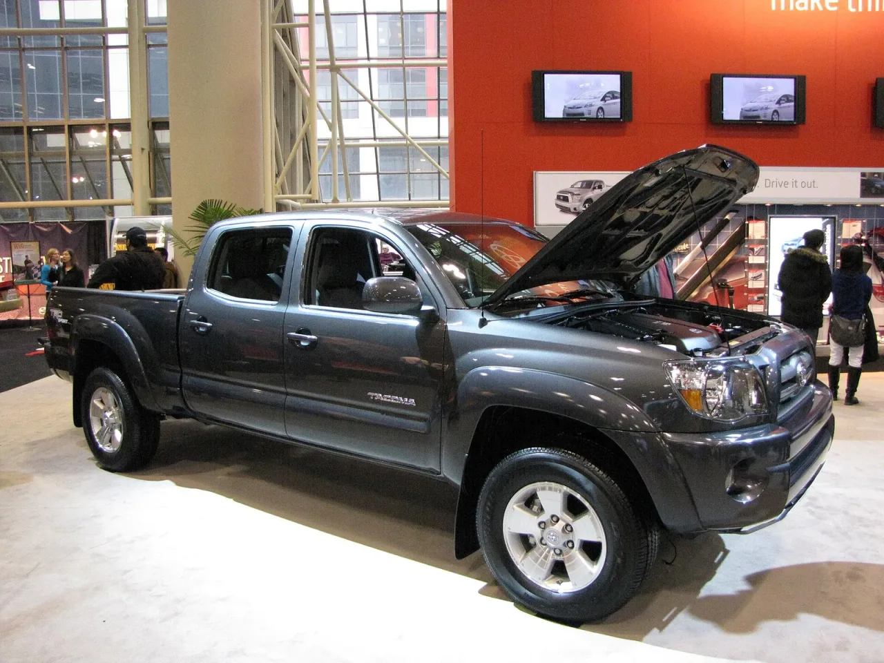 Toyota Tacoma, side