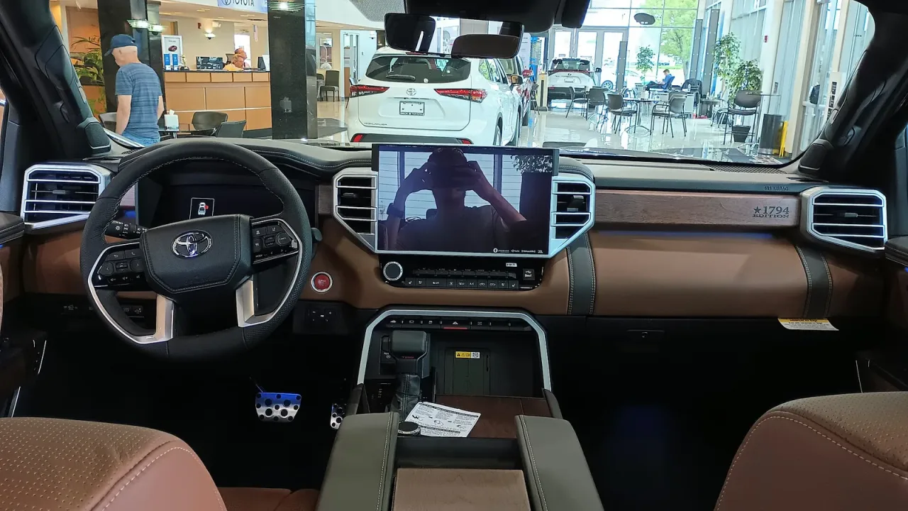 Toyota Tundra, interior