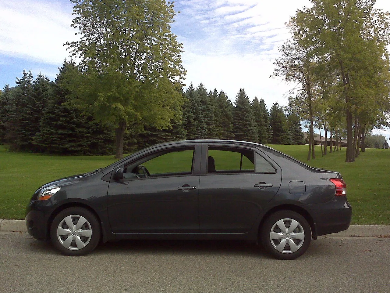 Toyota Yaris, side