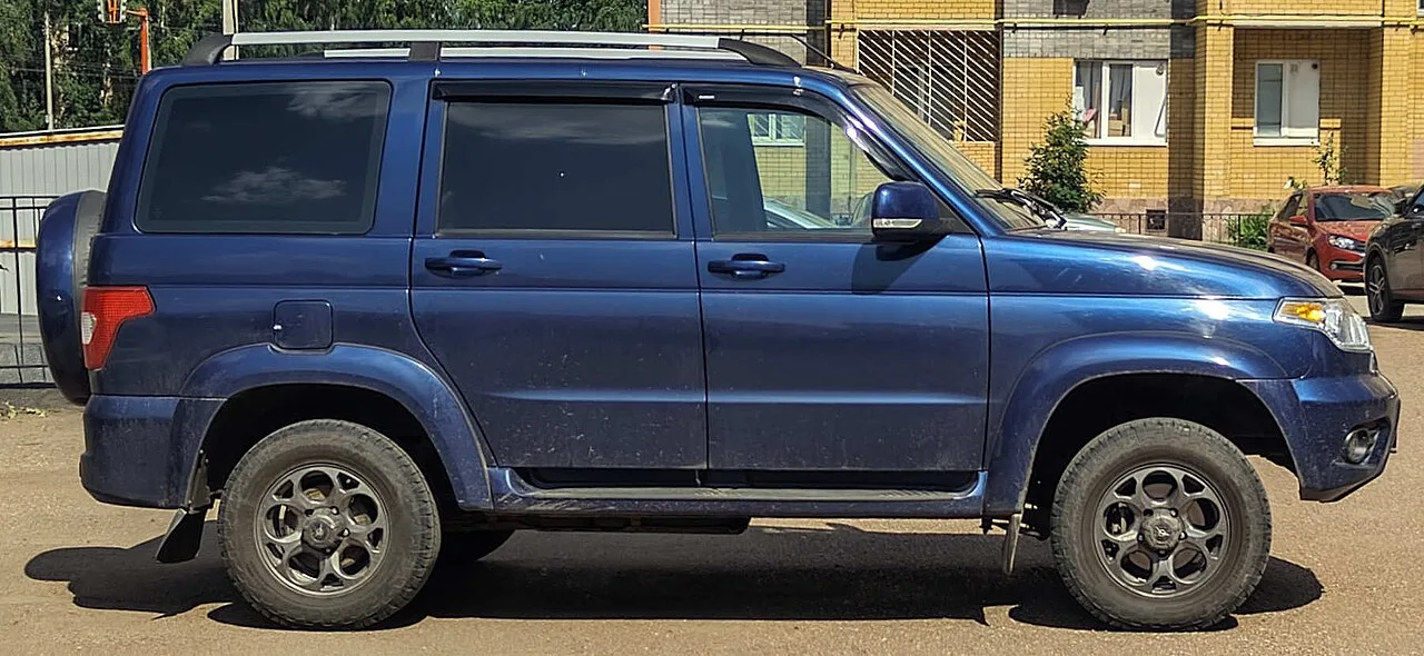 UAZ Patriot, side