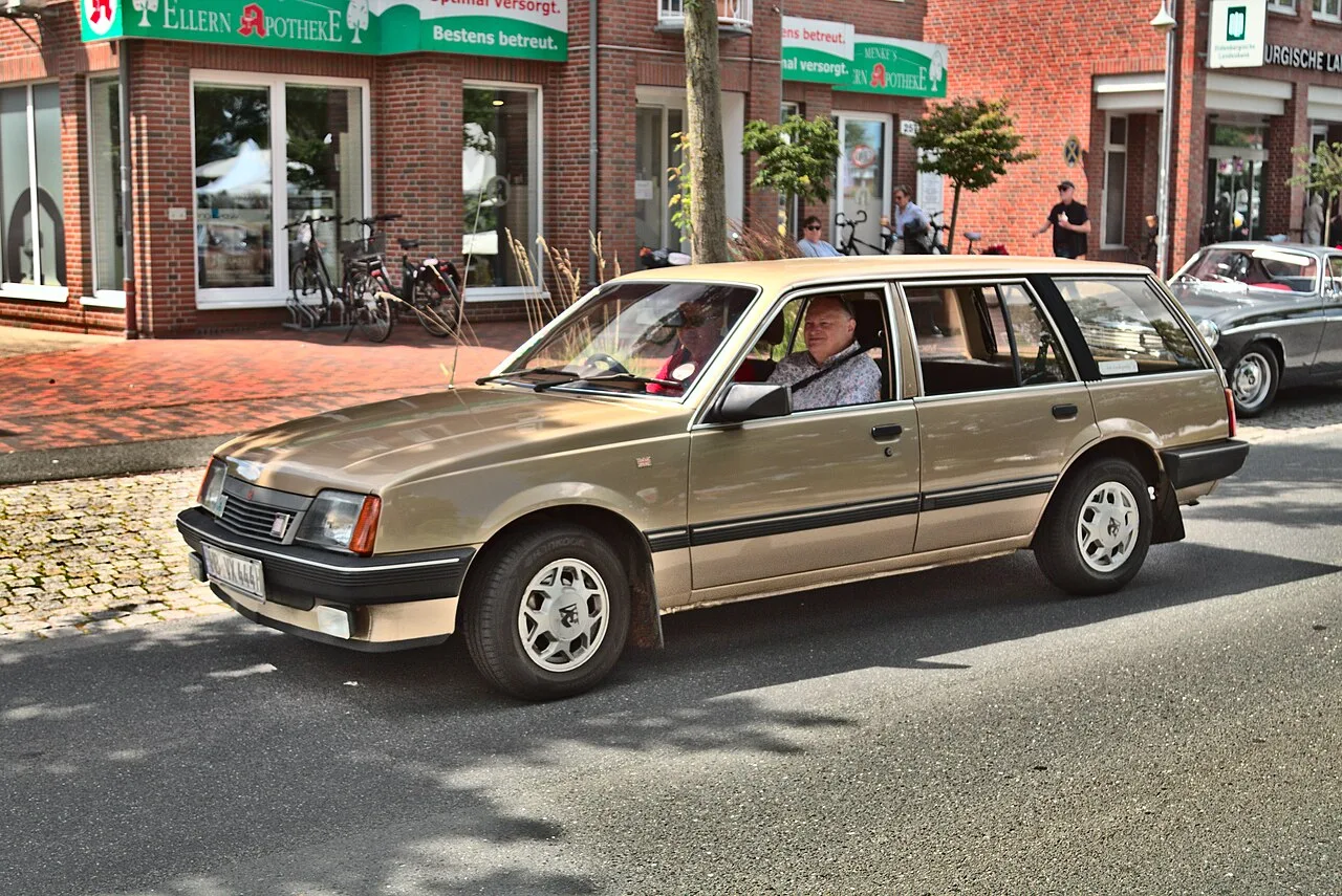 Vauxhall Cavalier Mark I, side
