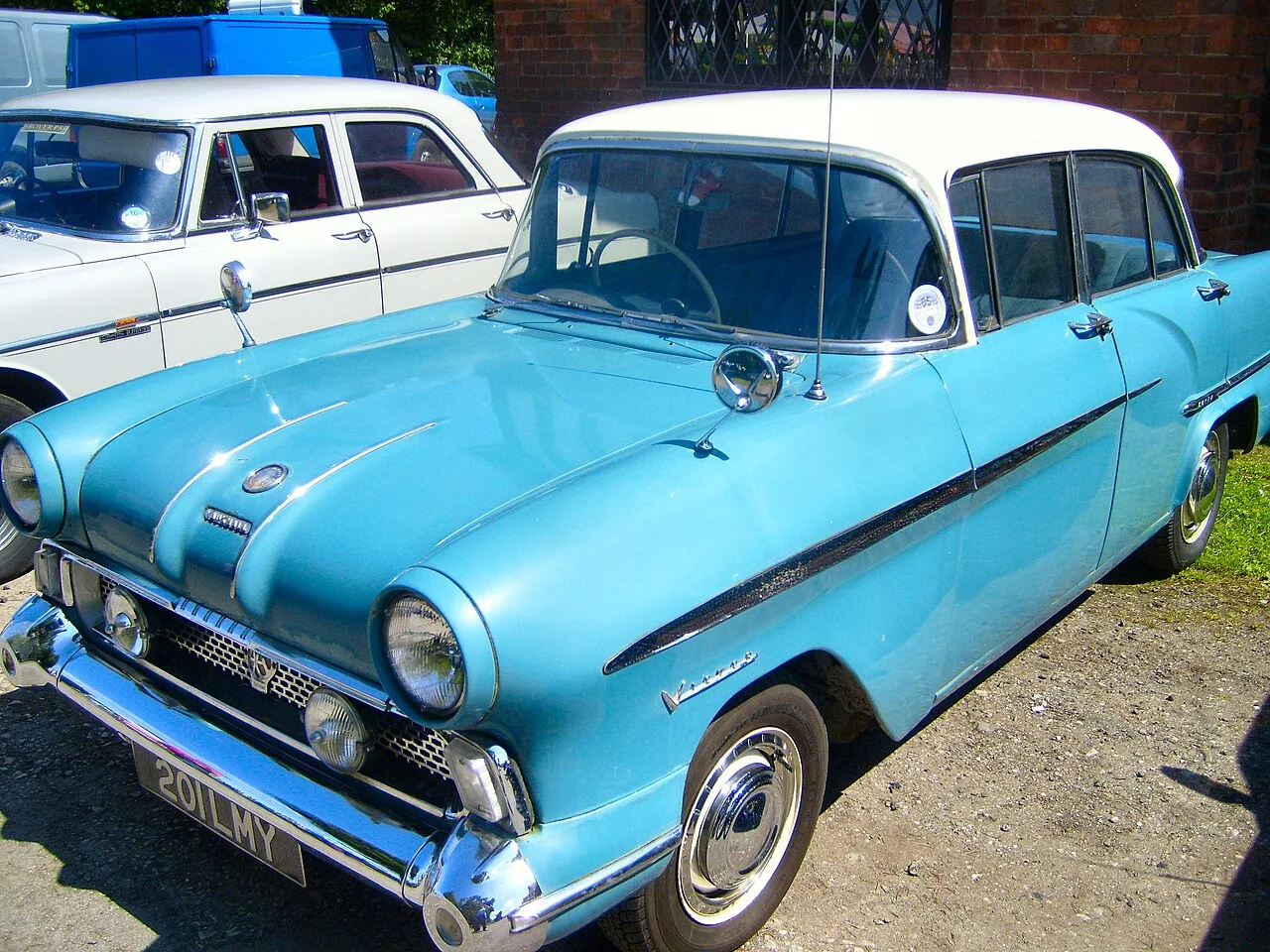 Vauxhall Victor F, side