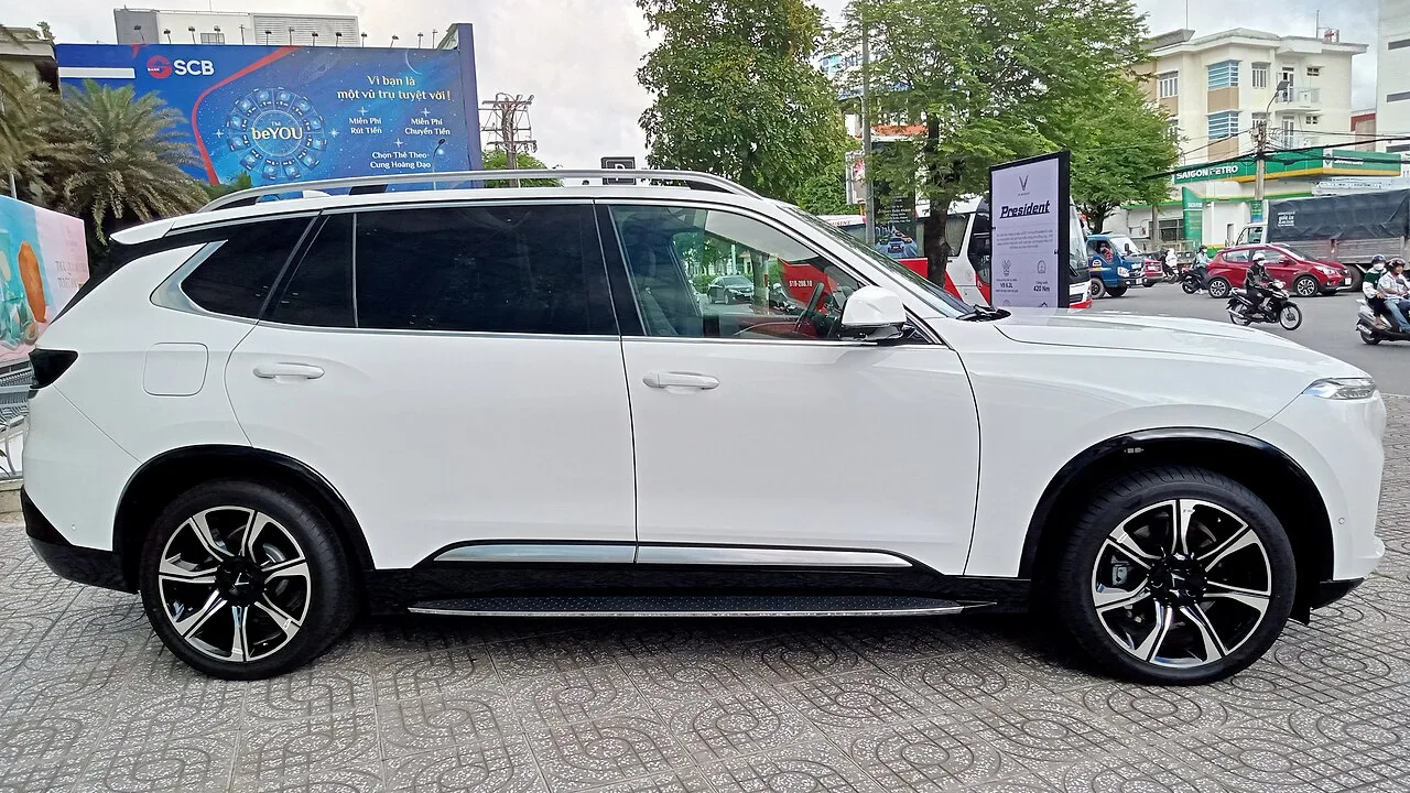 Vinfast President, side