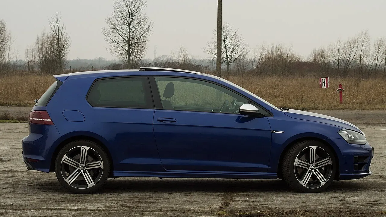 Volkswagen Golf R, side
