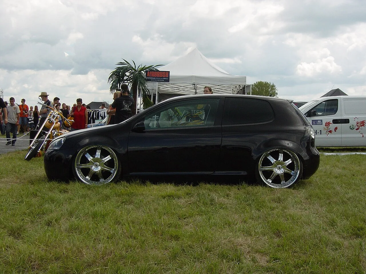 Volkswagen Golf Mk5, side