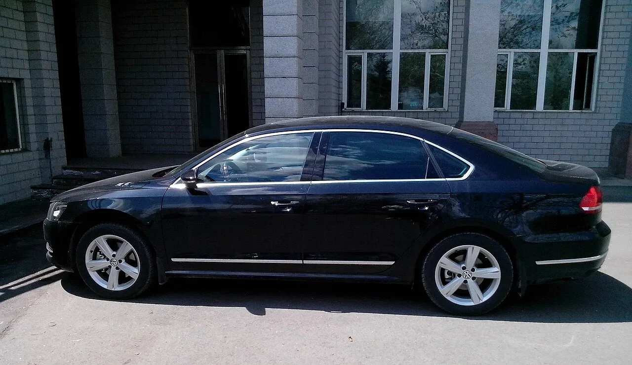 Volkswagen Passat, side