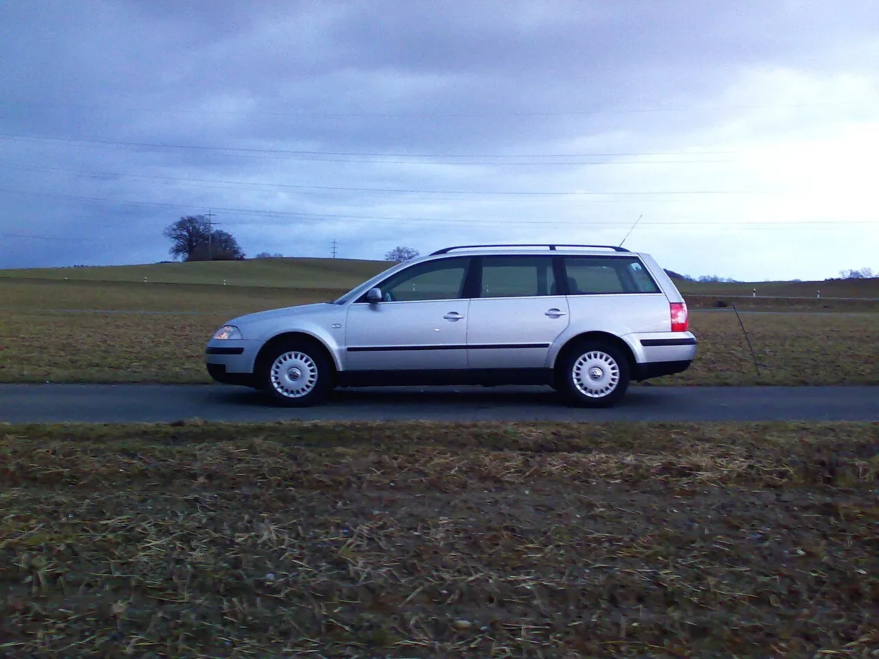 Volkswagen Passat, side