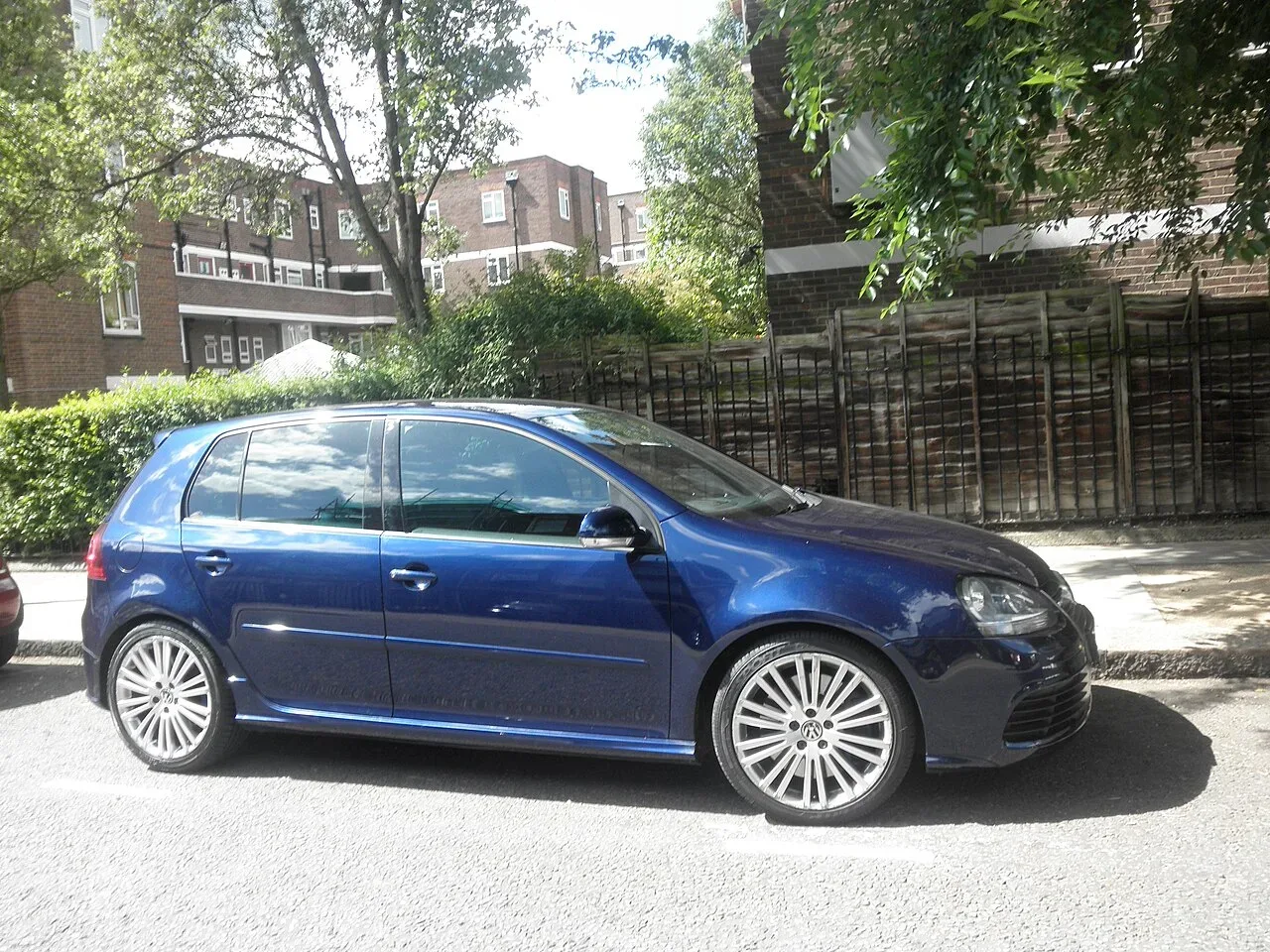 Volkswagen R32, side