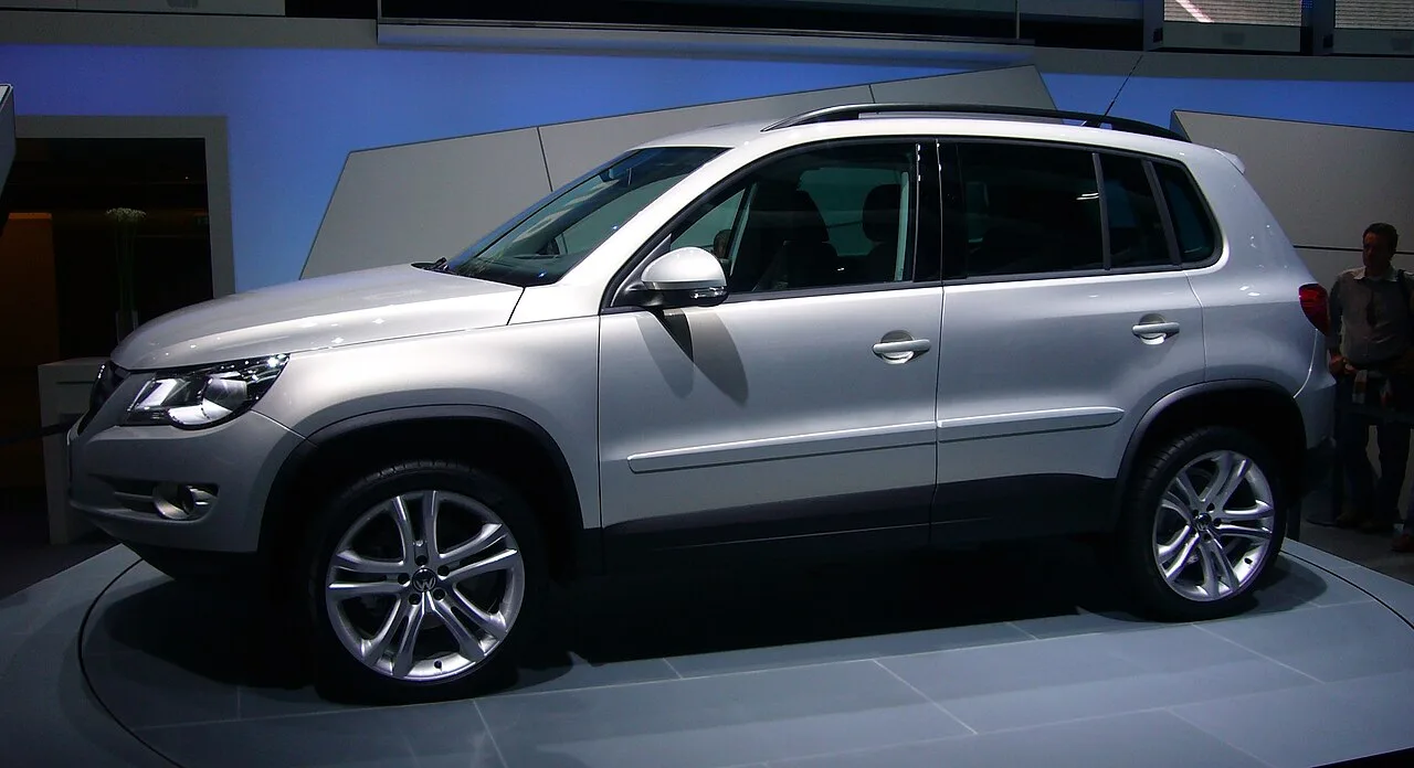Volkswagen Tiguan, side