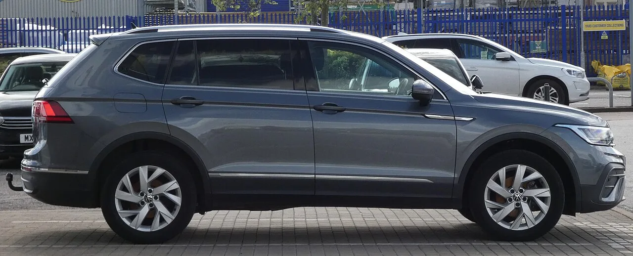 Volkswagen Tiguan, side