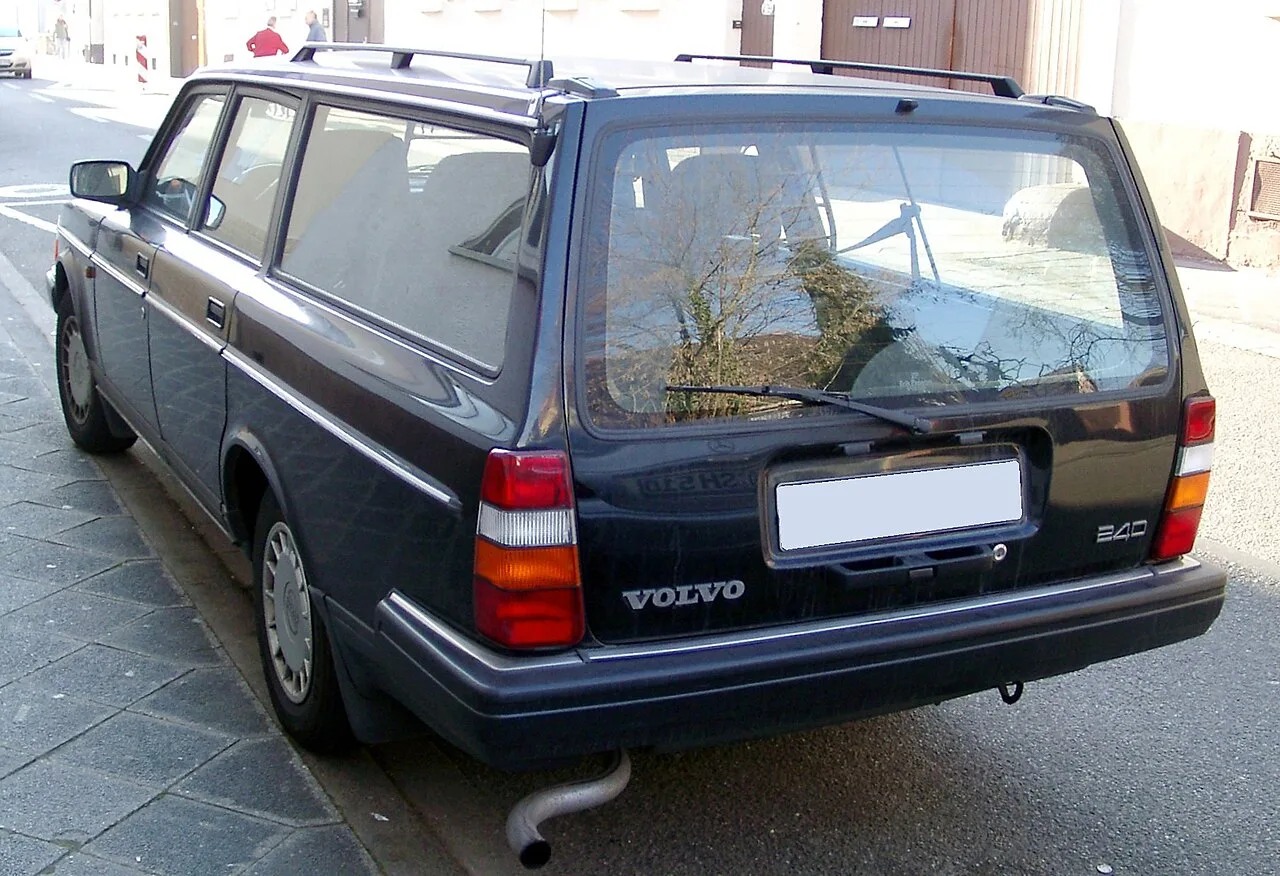 Volvo 240, rear