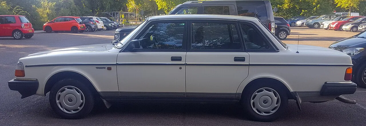 Volvo 240 / 260, side