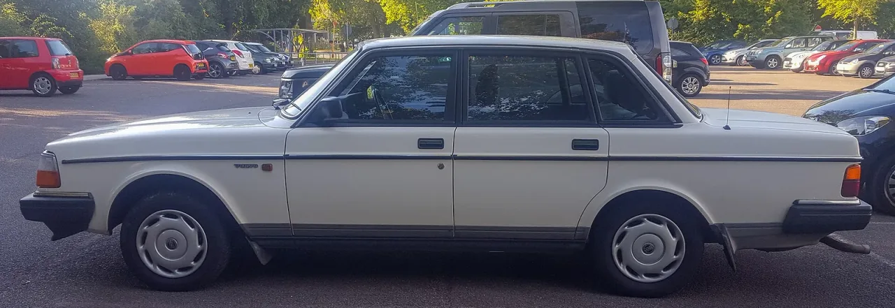 Volvo 240, side