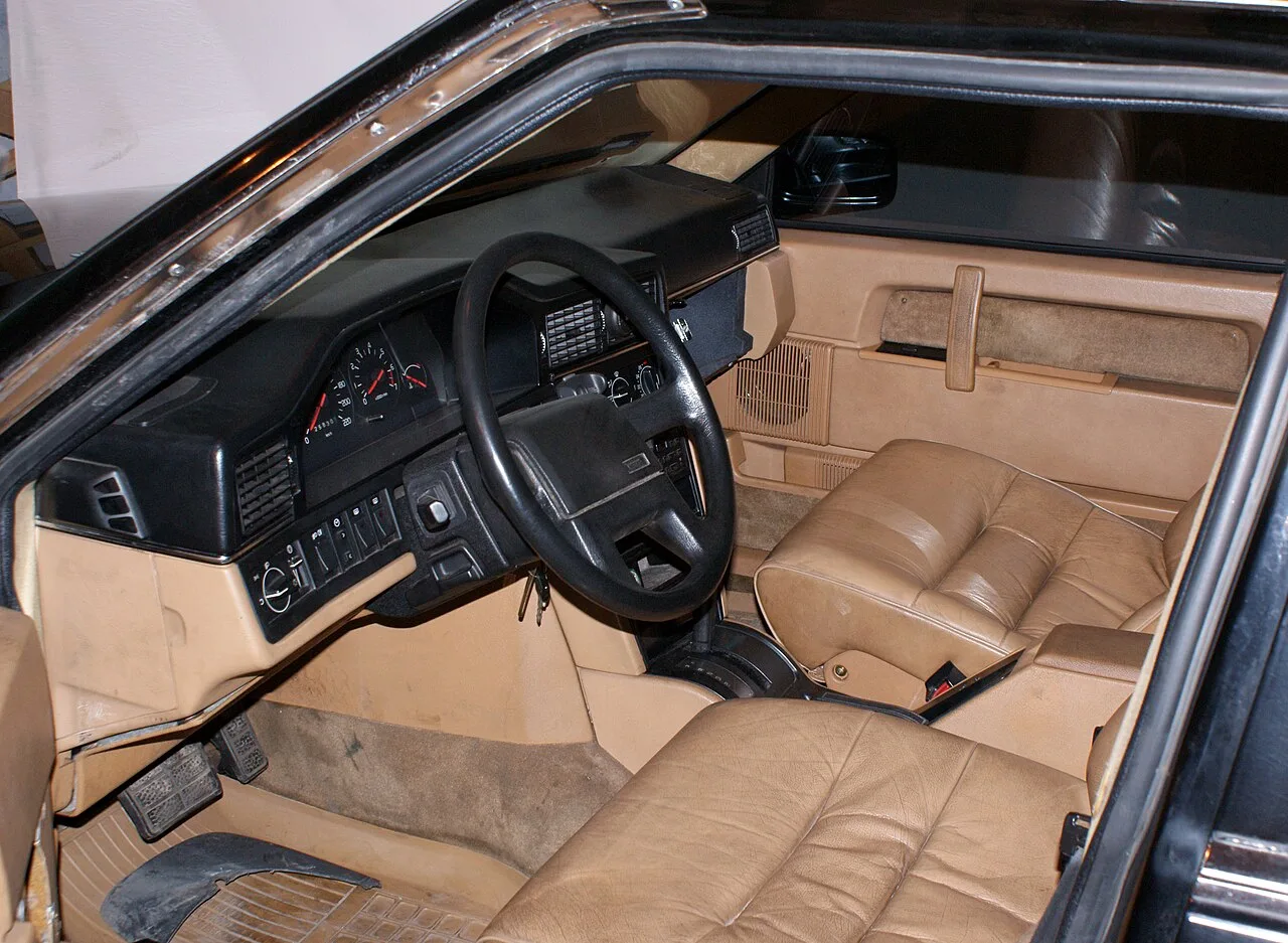 Volvo 760, interior