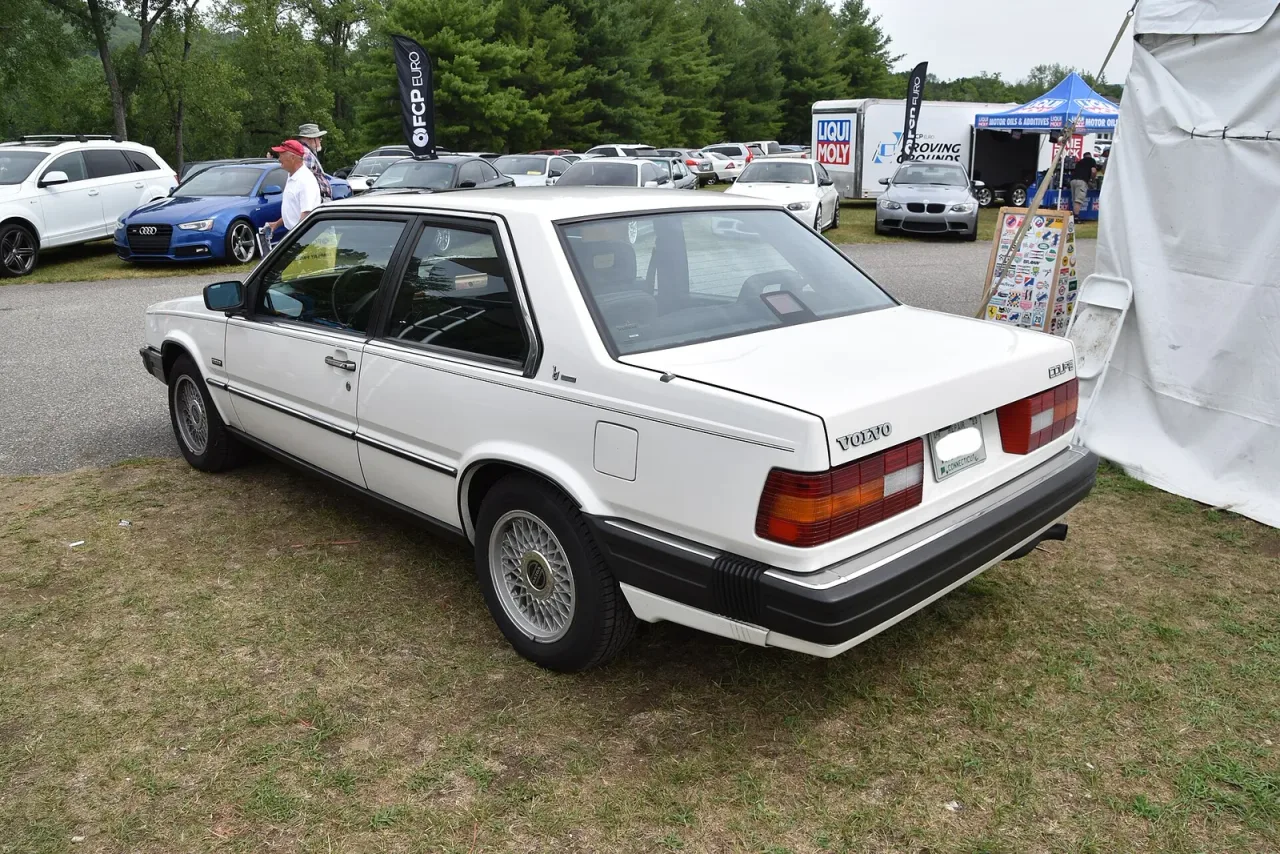 Volvo 780, rear