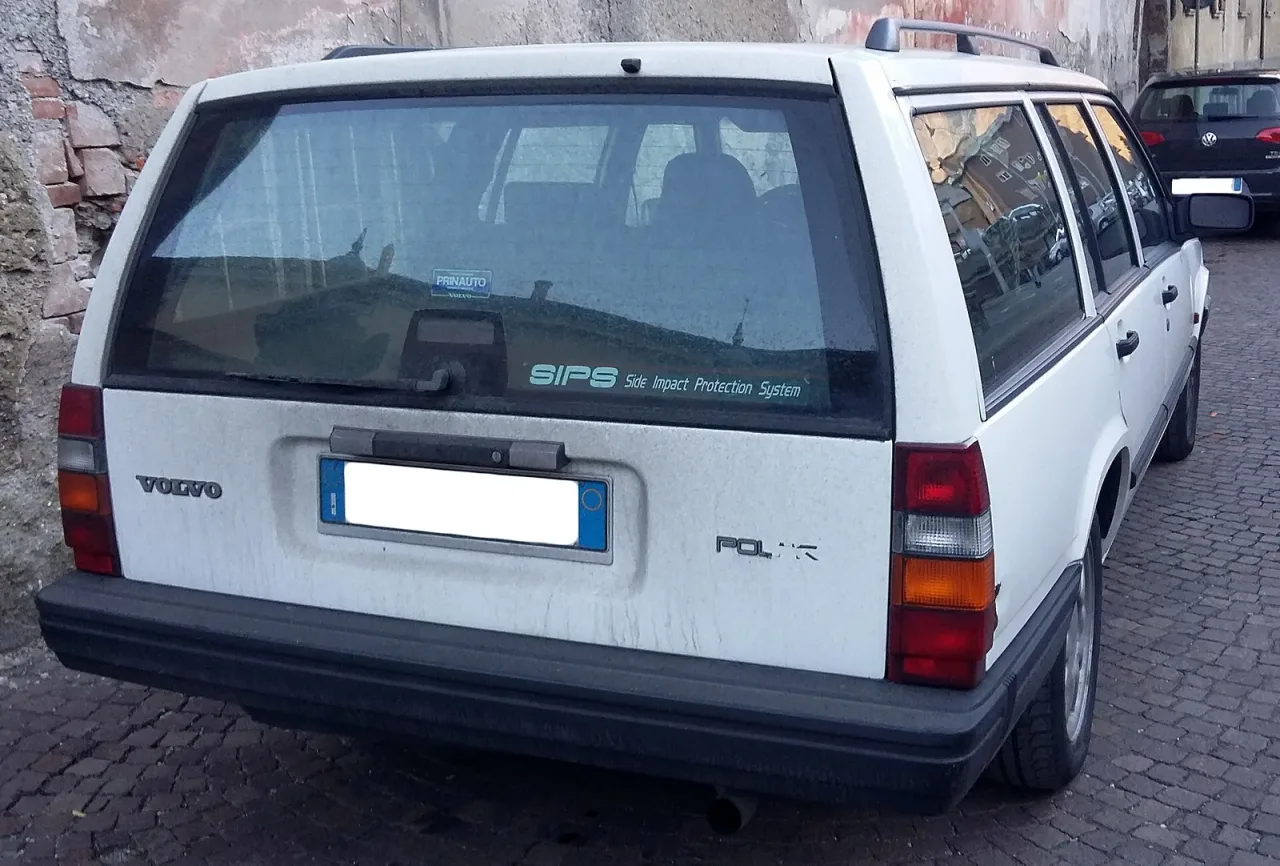 Volvo 940, rear