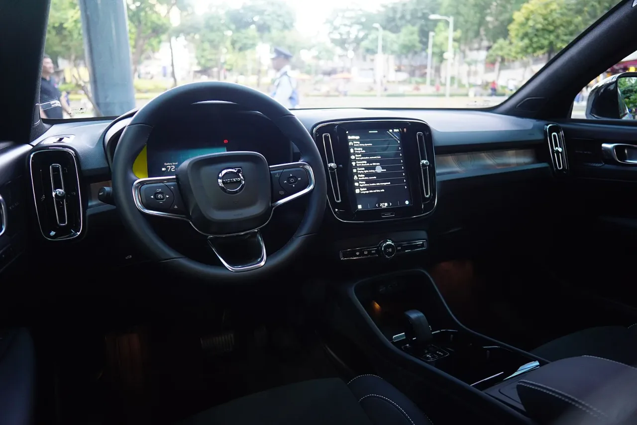 Volvo EC40, interior