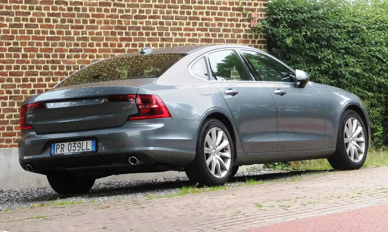 Volvo S90, rear