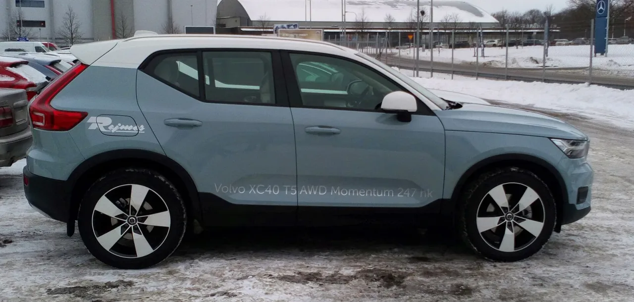 Volvo XC40, side