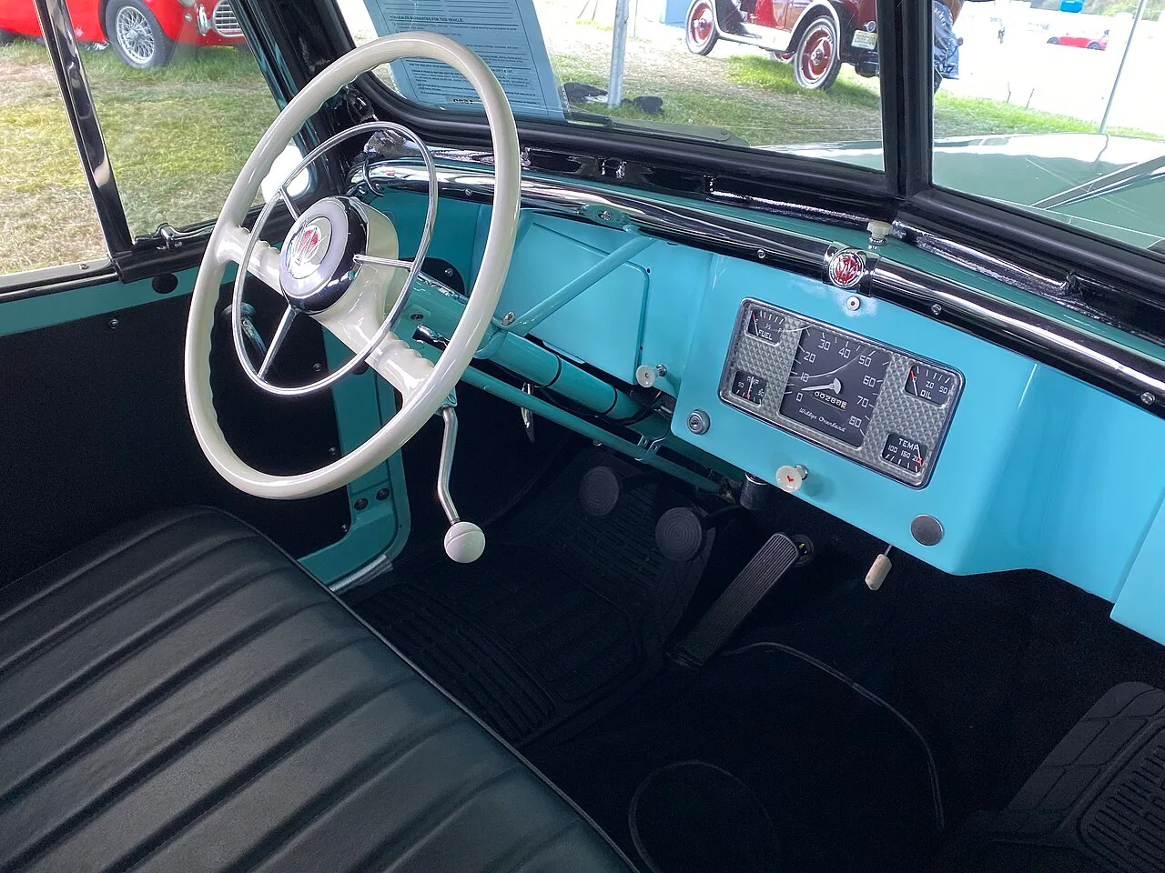 Willys Jeepster, interior