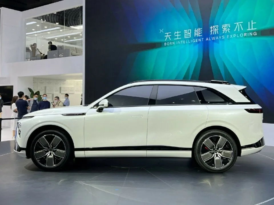 XPeng G9, side